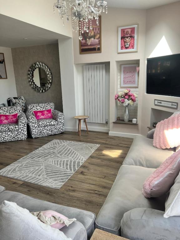 Stay Solihull Large spacious home in Solihull close to NEC HS2 Bham Airport, Solihull