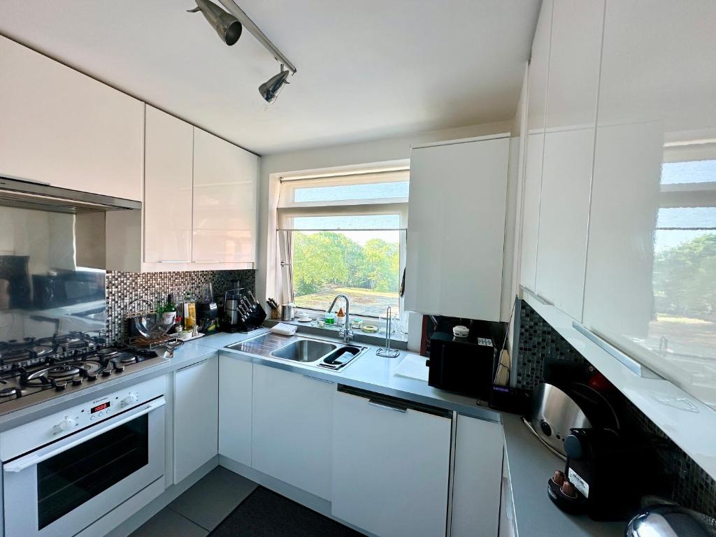 Central Hove 2-Bed Residence with Beach Hut & Parking photo 6