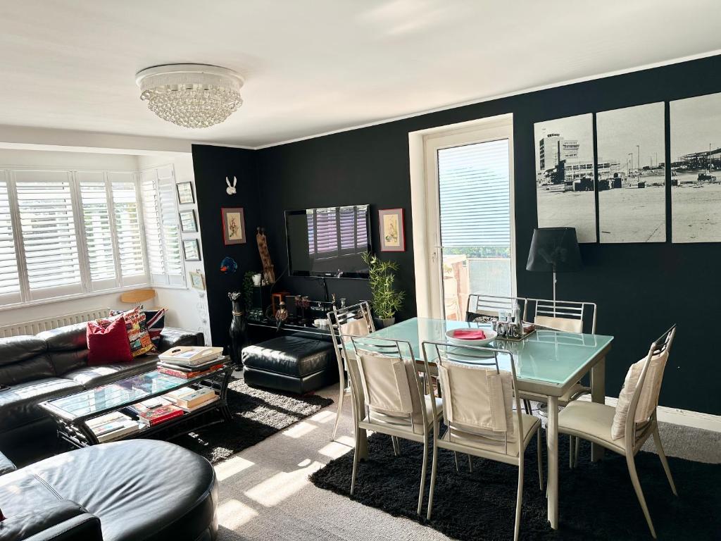 Central Hove 2-Bed Residence with Beach Hut & Parking - photo 3