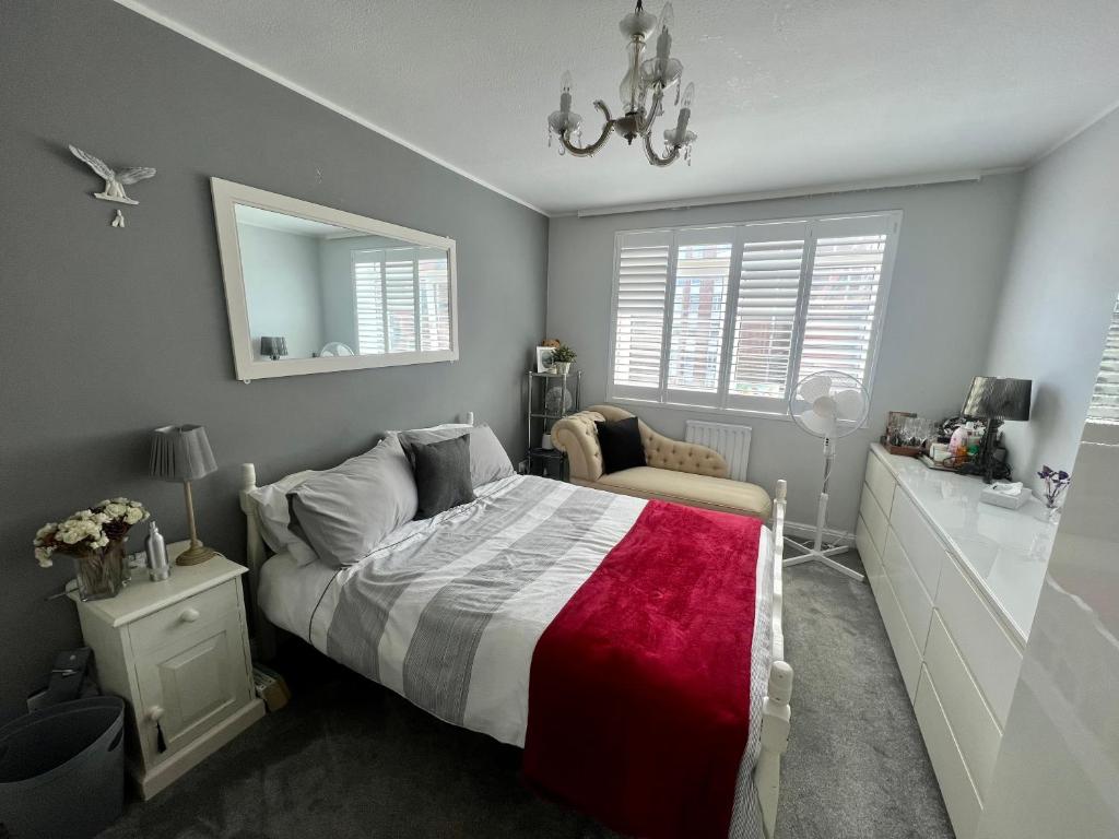 Central Hove 2-Bed Residence with Beach Hut & Parking - photo 2
