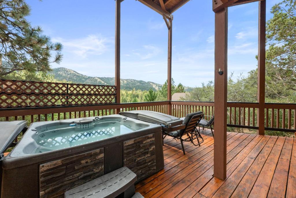Lazy Bear Lookout - Amazing Views, Hot Tub, Game, Room, Pool Table, Pet Friendly, Big Bear Lake