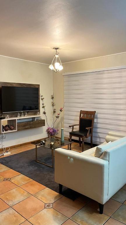 Apart Rayen, Los Ángeles