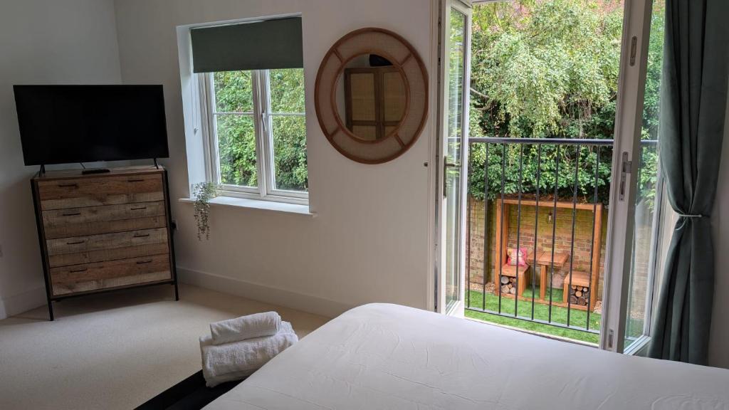 Modern Elm Tree House with Cinema 6 Bedroom sleeps 12, Oadby