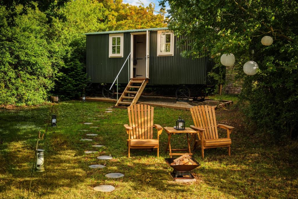 Hill Top Hideaway Shepherds Hut with Hot Tub, Woodham Mortimer