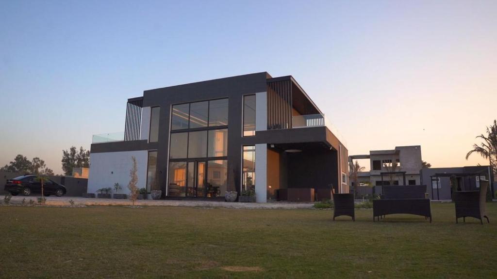 Modern farmhouse, Lahore