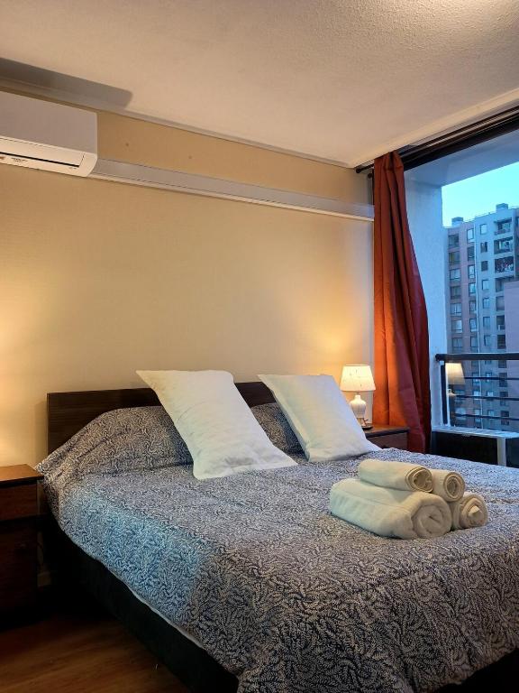 Lov Aituy Metro Moneda, Santiago