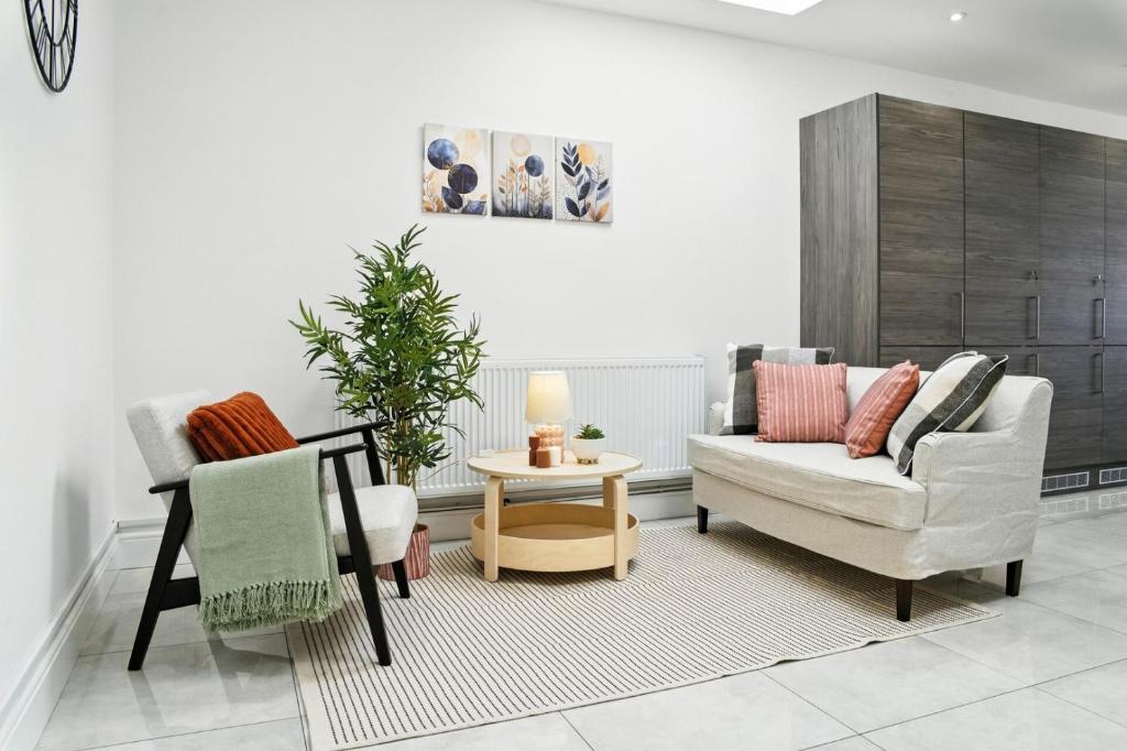 Spacious 6-Bedroom/6-Bathroom Stay in Bloxwich, Bloxwich