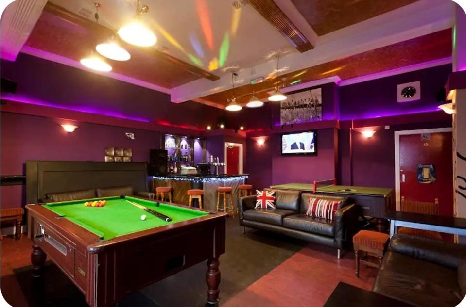 The Emporium - Huntingdon Street - Your own 7 Bedrooms City Centre Self Catering Accommodation, Snooker Room and 3 Bathrooms - Full Kitchen to Cook as you would at home and Parking for Cars or High Top Vans at five pounds a day, Nottingham
