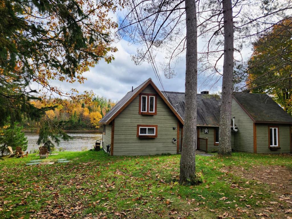 Chalet L'Apéro des Chutes - Spa, détente & nature au bord de l'eau en Mauricie,  Notre-Dame de Montauban