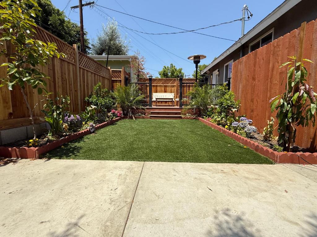 Cheerful house with EV, Parking & backyard, Los Angeles