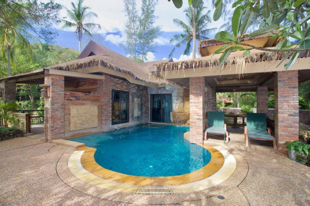 Swimming pool, Hotel and Beach Bungalow at Lanta Resort in Koh Lanta