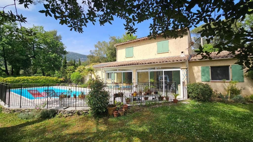 Villa climatisée avec piscine pour 9 personnes - 2