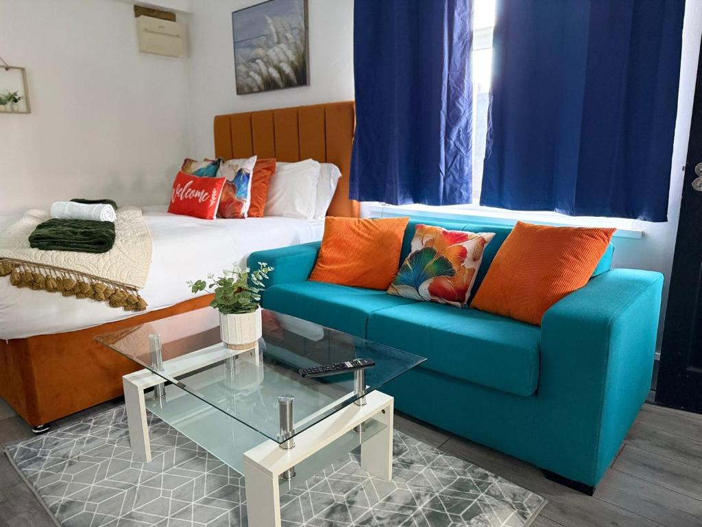 70A Walsall Stylish 1 Bedroom King Size And Sofa bed 3 sleeps WiFi & Garden M5-M6 6 min away, Birmingham