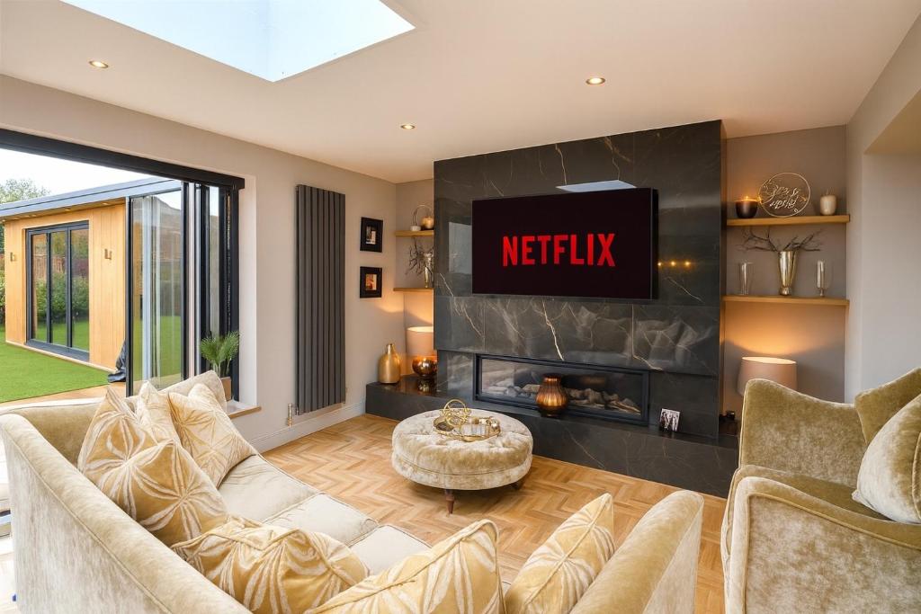 Elegant and Spacious 4 Bedroom Property with Driveway Parking, Sutton