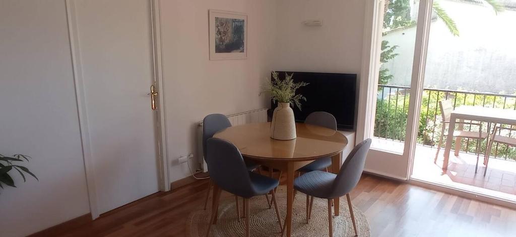 Quiet cozy apartment near beach - 4