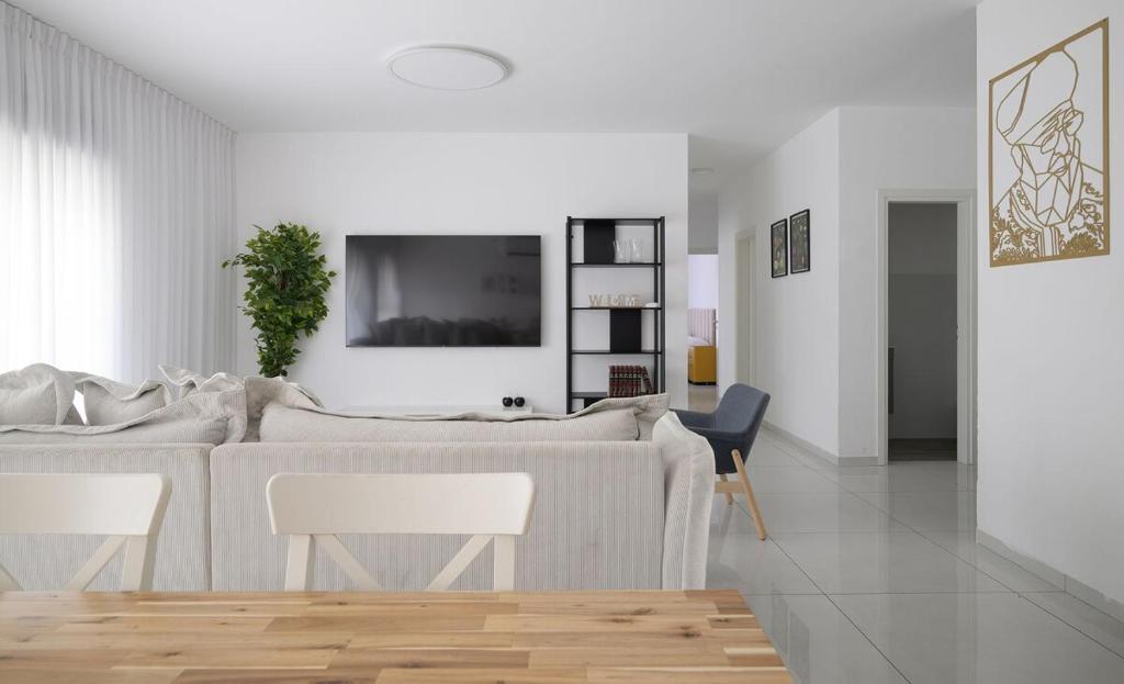 4BDR apt with jacuzzi in the heart of the city, Qiryat Ata