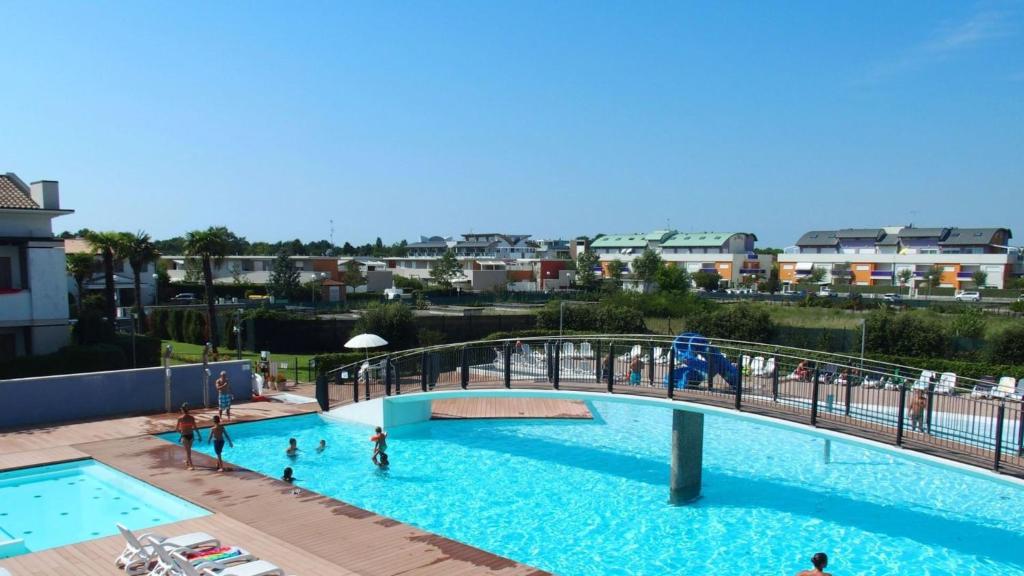 Apartment with swimming pool and garden, Bibione