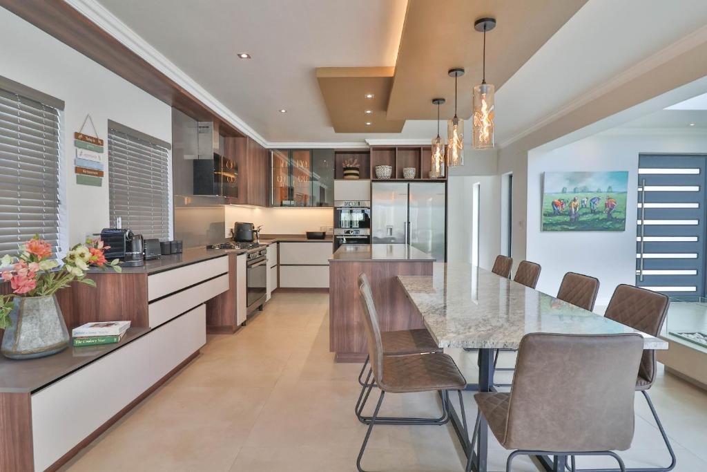 Relax in comfort and style with a swimming pool, aircons and braai room, Hermanus