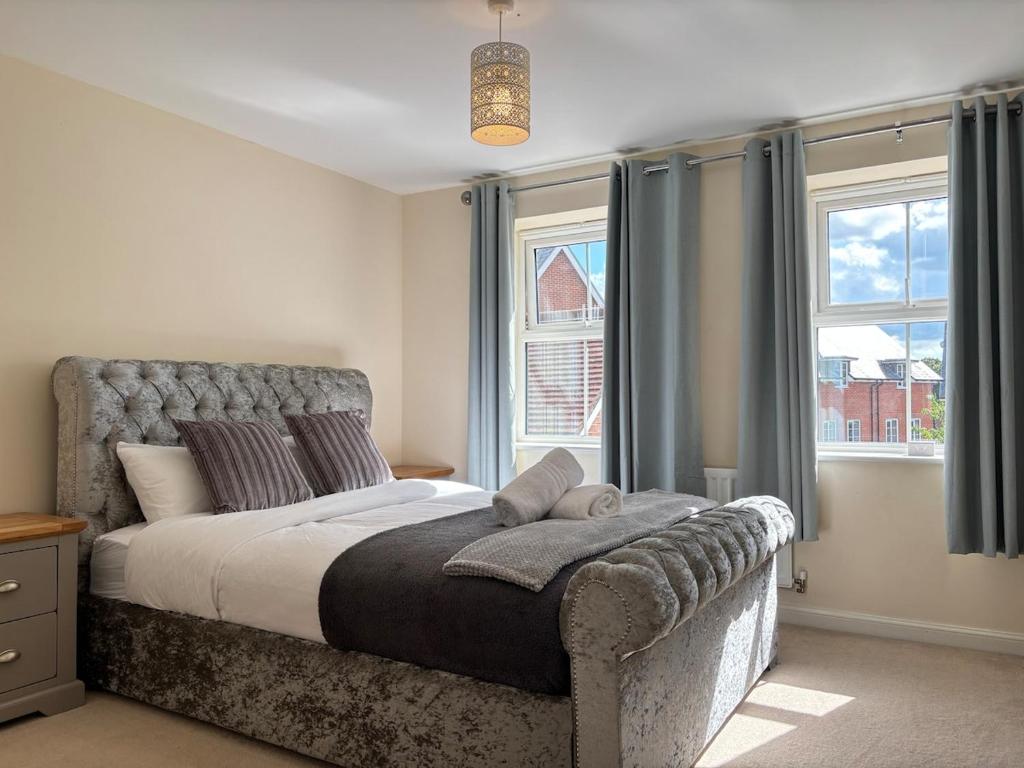 4BR Home - Gym - 3BA - Free Parking - En-suite - Near LGW Airport, Horsham