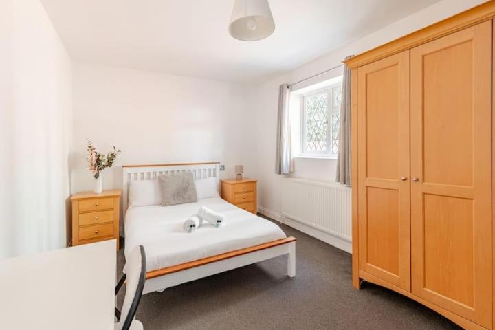 Spacious Riverside View Bungalow, Chelmsford