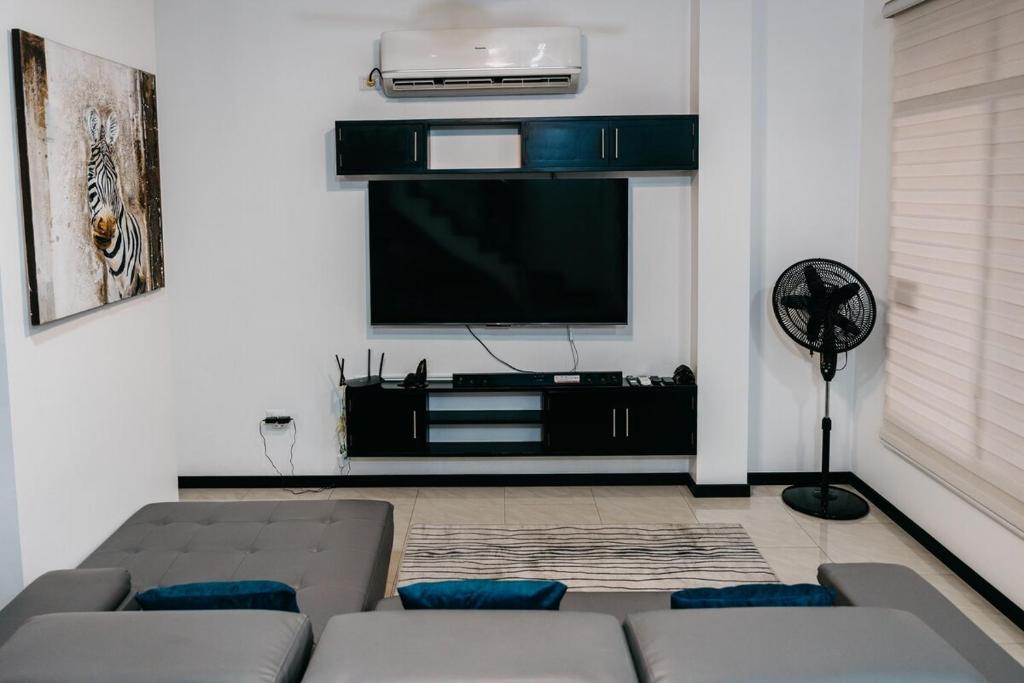 Great Blue Heron Modern Apartment - 3