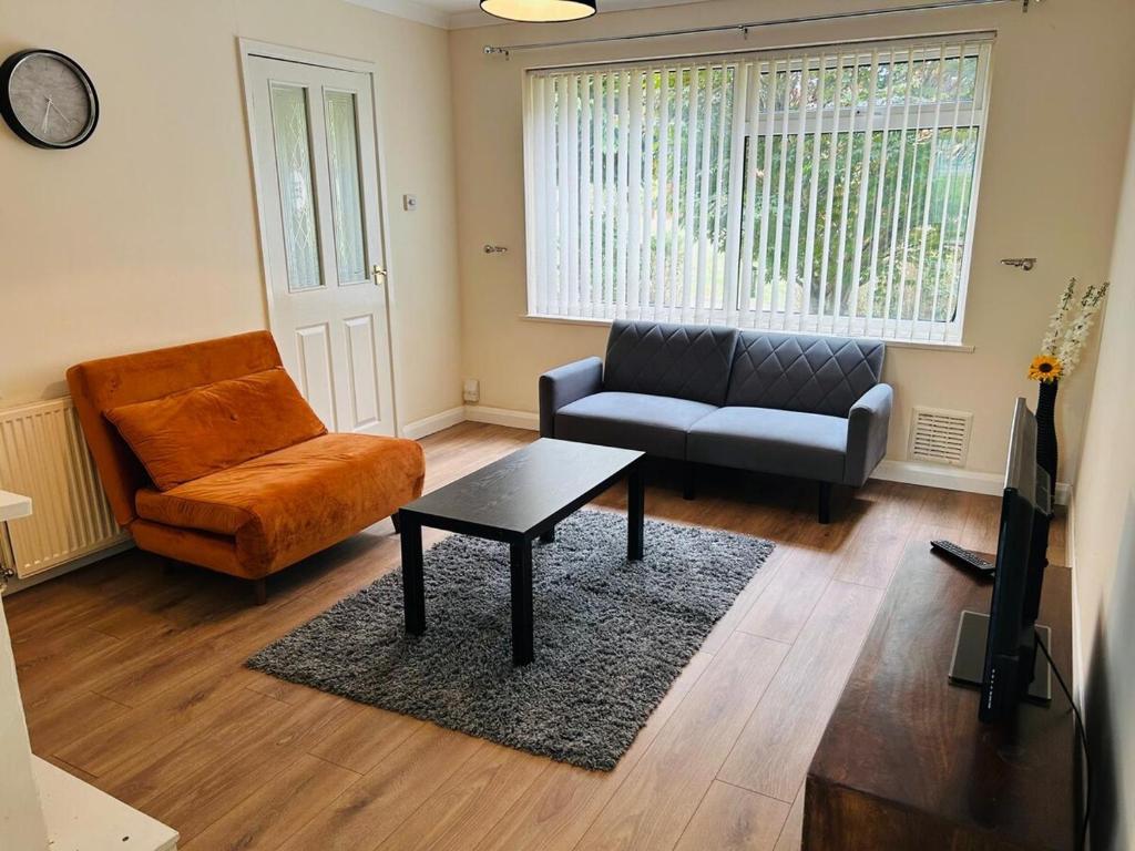 Spacious 3 Bedroom house in Luton with free on-street parking, Close to Airport and Town Centre, Luton