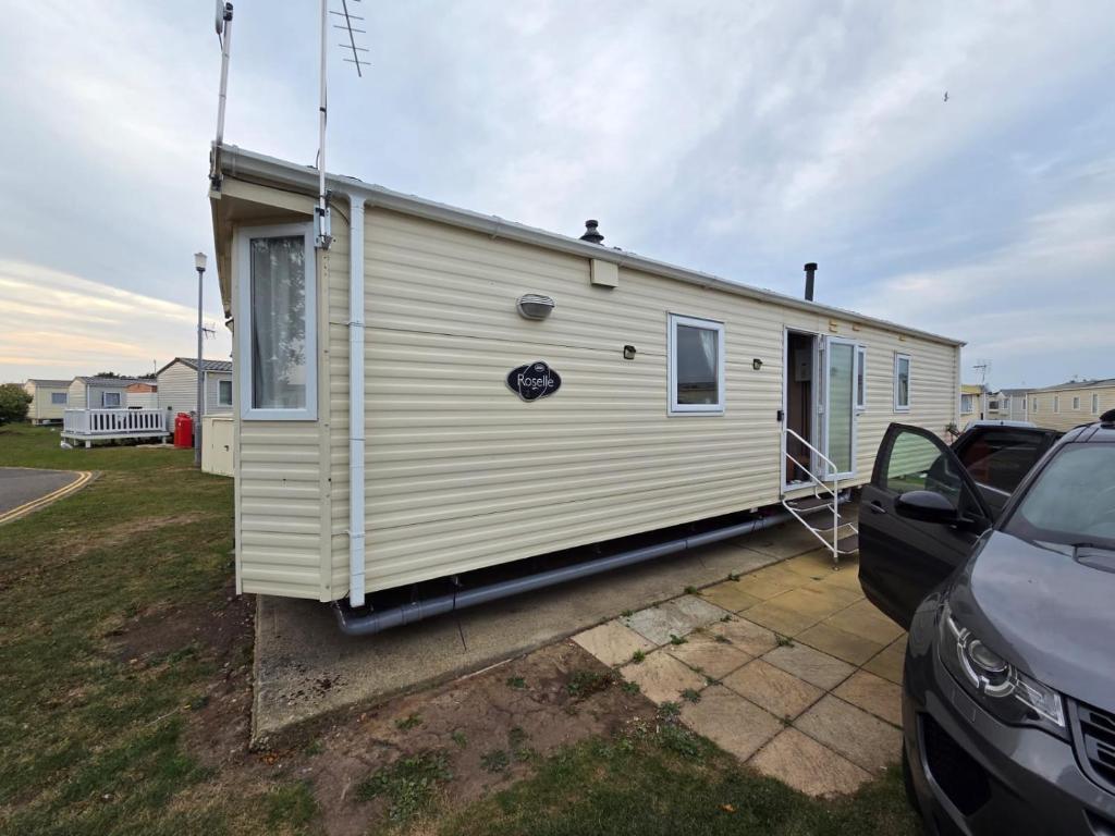 St Osyth, Clacton-on-sea, Cozy Beach side Caravan, Wifi, Tea and Coffee, Parking included, Saint Osyth