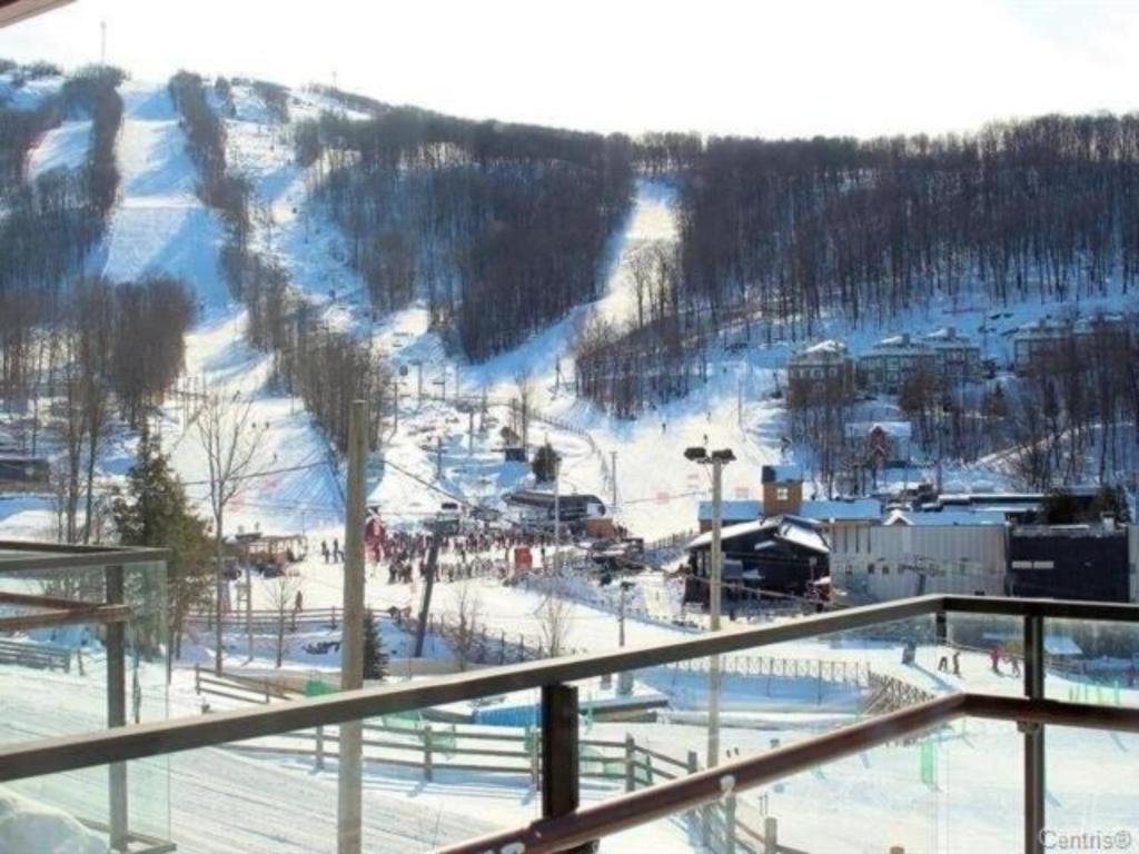 Superbe ski-in ski-out condo, Bromont