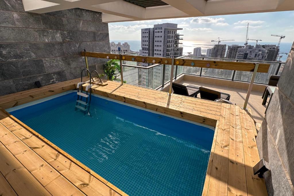 Sky26 Mini Penthouse with Private Pool and Sea View, Bat Jam