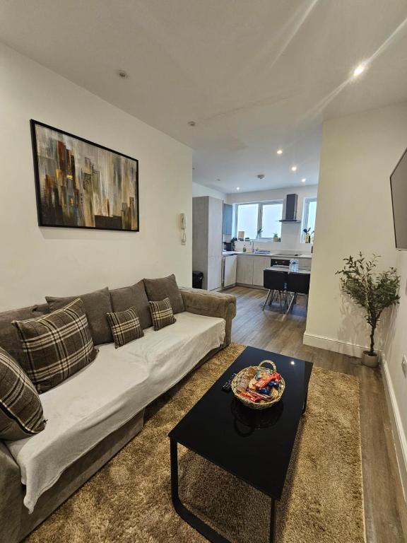 Modern 2BR in West Hendon - Parking -Easy Commute, The Hyde