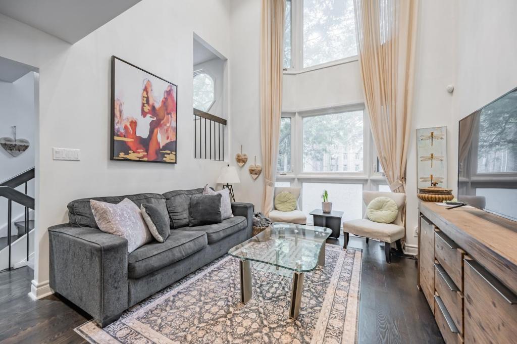 Free Parking! 5BR! Steps to Eaton Center! Downtown Core!, Toronto