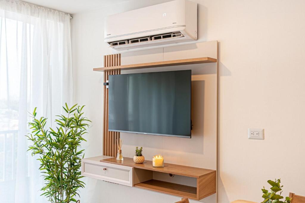 Cartagena Stay with Balcony and Fresh Sea Breeze - 5