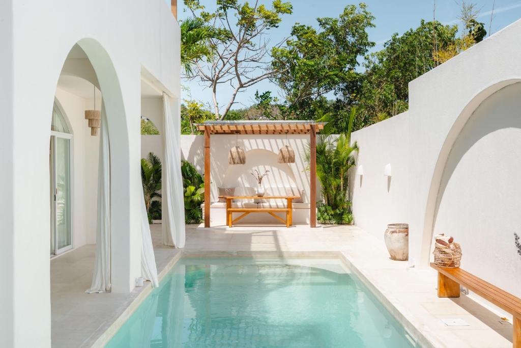 Tomar El Sol by Alfred in Bali, Uluwatu