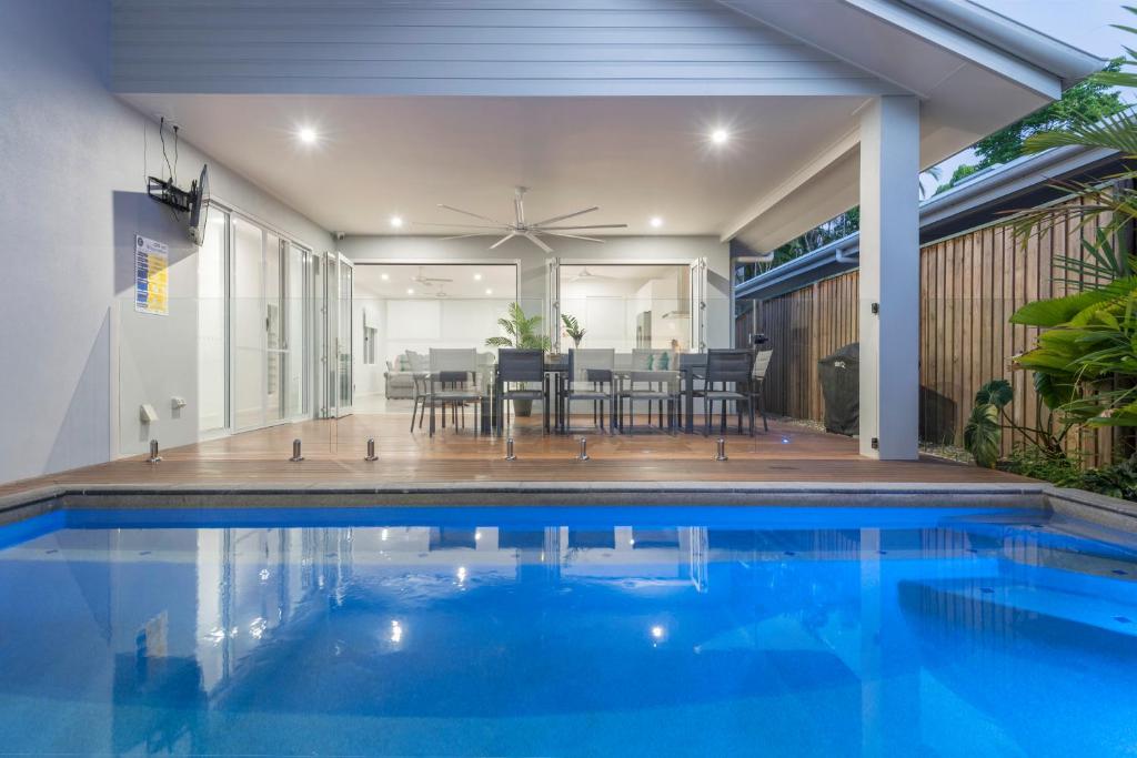 Luxury on Mudlo, 4 bedroom luxury home with heated pool, Port Douglas