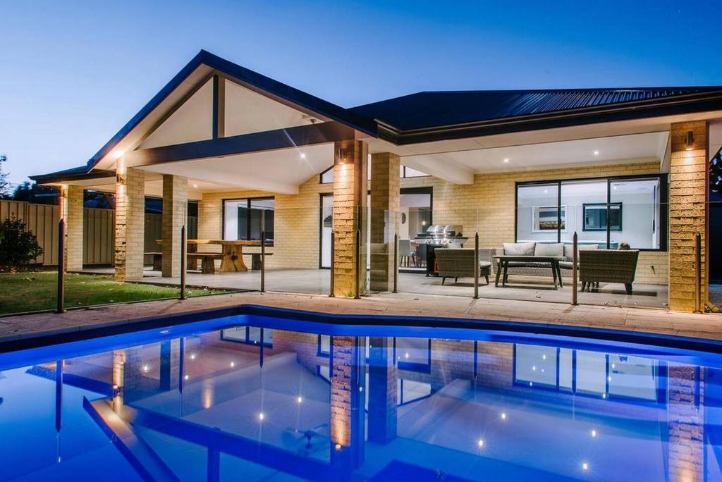 Fairways - Spacious Pool House by the Golf Course, Dunsborough