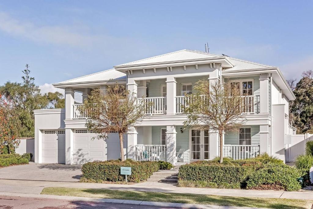 Hamptons By The Green - Grand Golfside Retreat, Dunsborough