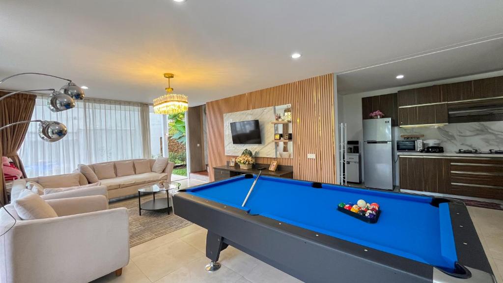 Villa Skyfall C-3, Ciburial