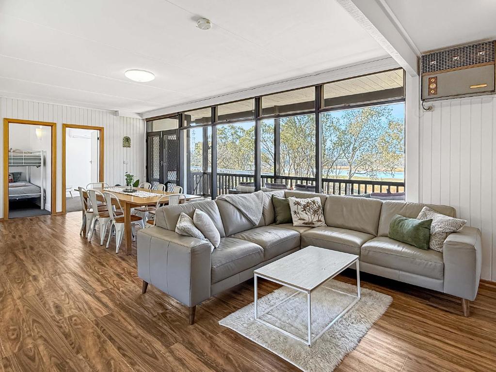 Lakefront Palms, Bonnie Doon