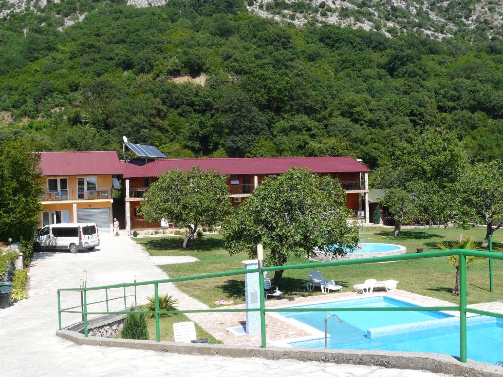 Guest House Jadran Pol — Hotel in Petrovac