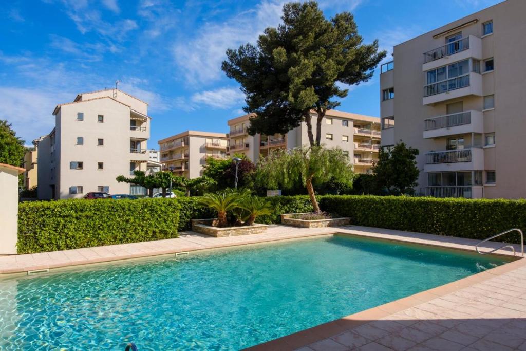 Accommodation with terrace and pool Sainte-Maxime - 1