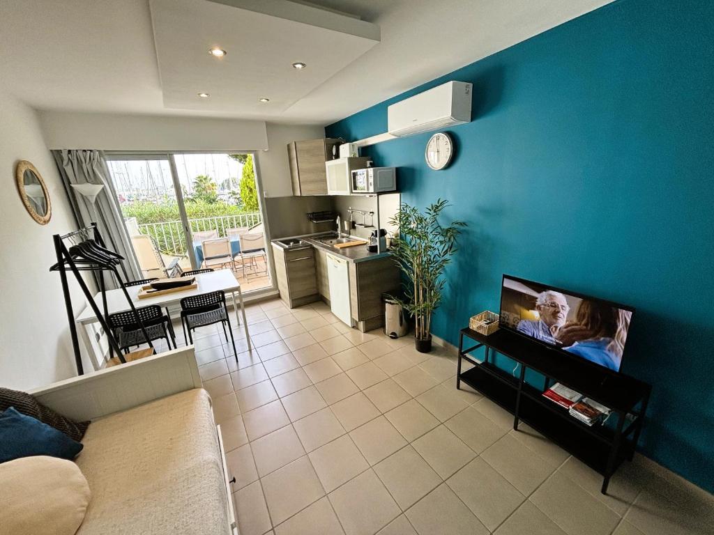 Le Cormoran vue port de plaisance, Le Grau-du-Roi