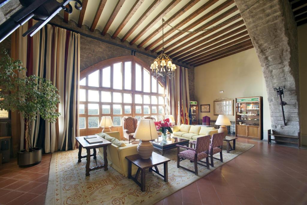 パラドール デ カルドナ (Parador de Cardona) フロント・ロビー