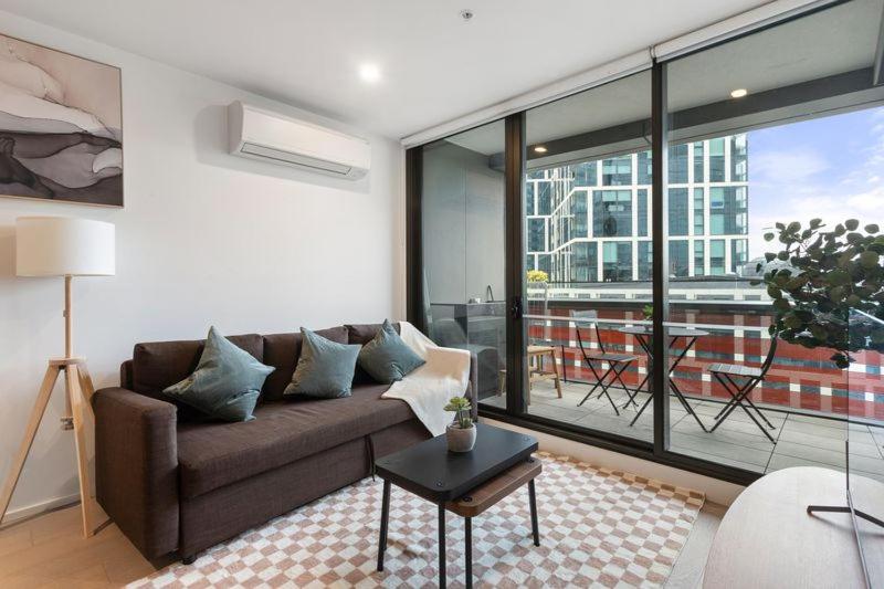 12N Abnb-Style Apt with River View, Spacious Plus Pool & Gym Near DFO & Tram, Melbourne
