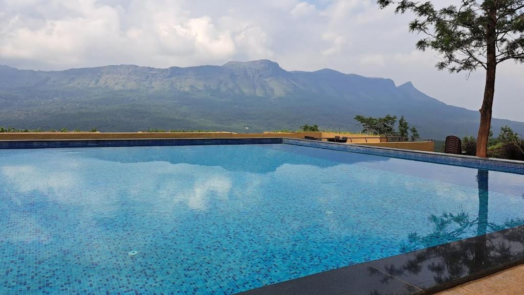 Neeli Betta Retreat-with Mountain view and a Pool, Chikmagalūr