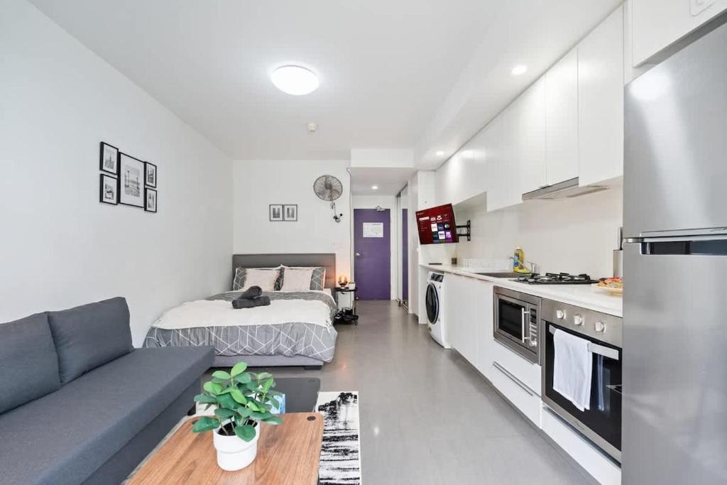20B Wonderful 12 Mins Walk to TrainSTA Abnb-style StudioApt, Bankstown