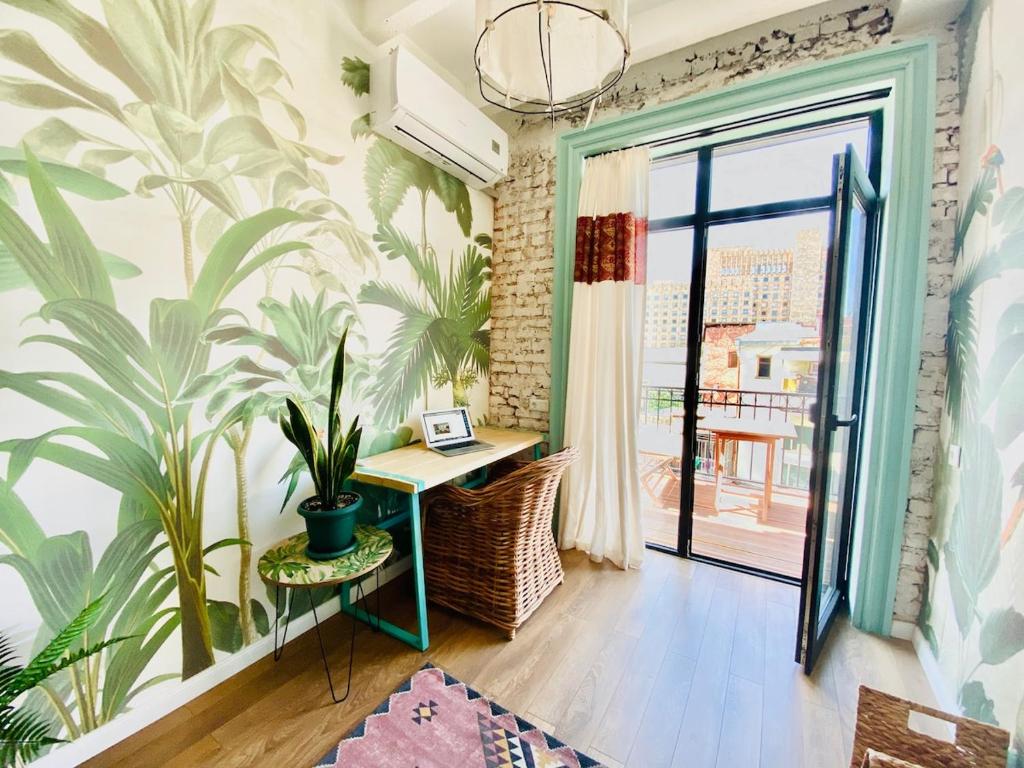 Apartement with terrace near Liberty Square, Tbilisi