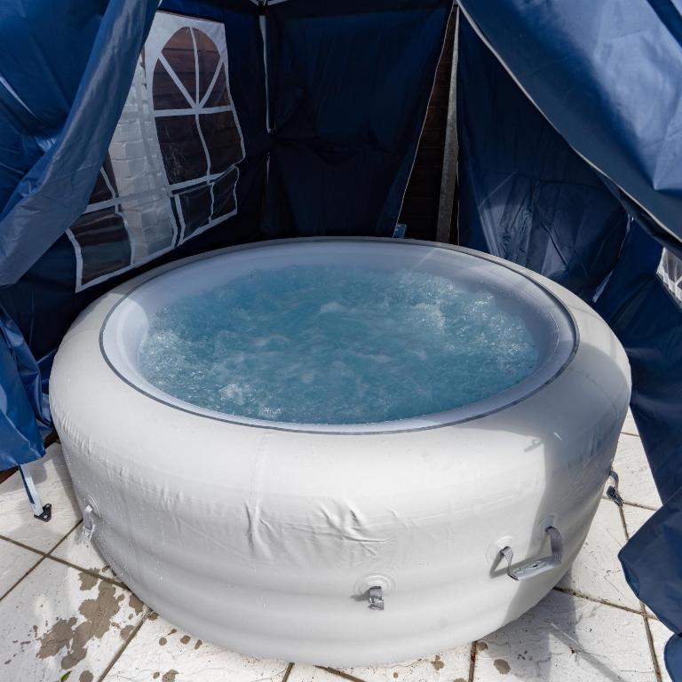 Open Mind Property - Cozy 4BR Flat & HotTub, Bognor, Bersted