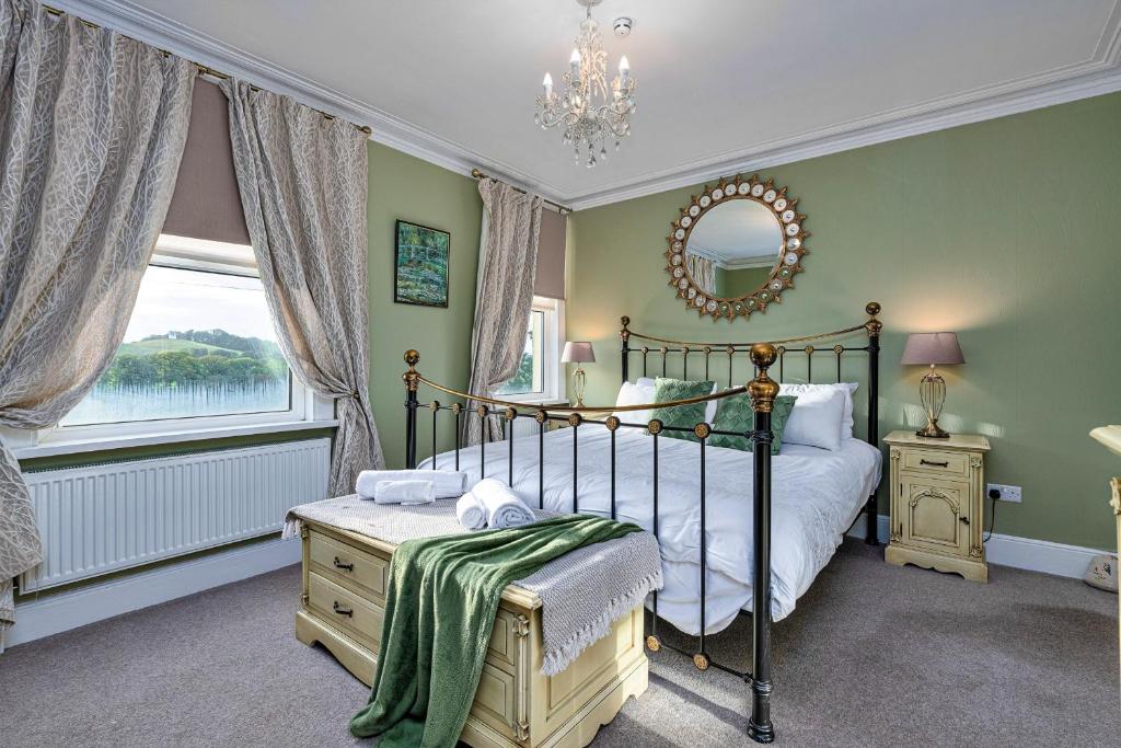 Finest Retreats - Bryn Derfel House, Caeathro