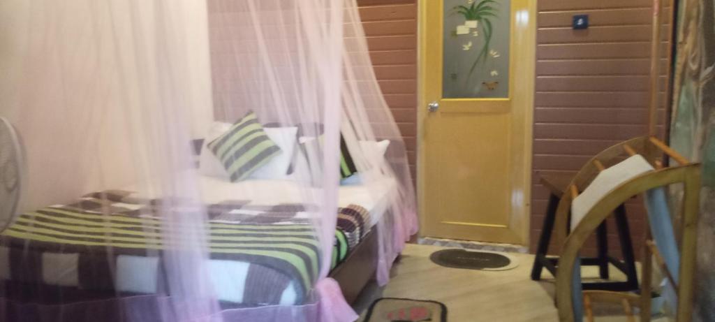 Cheeky Mango Ella, Ella