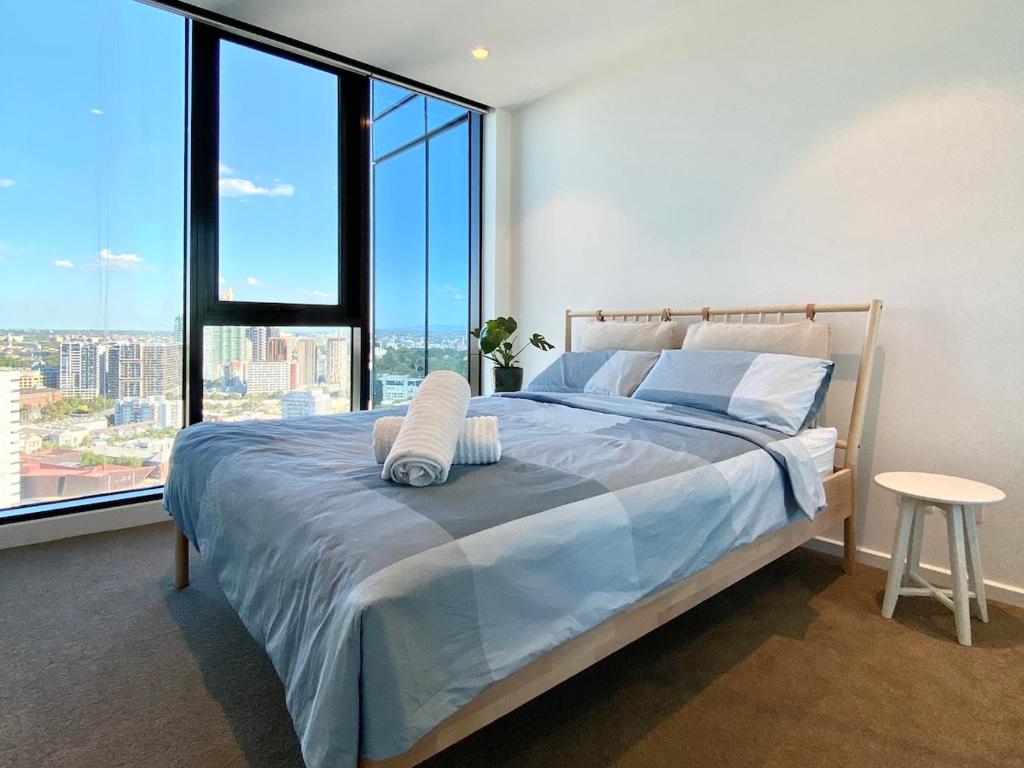 BRIGHT SPACIOUS APARTMENT with WORKING SPACE, Melbourne